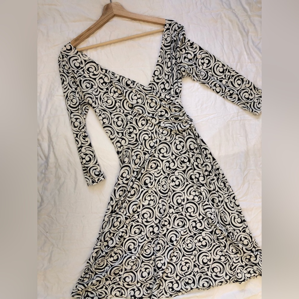Maggy London for Melanie Lyne faux wrap geometric stretchy dress